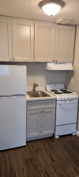 Building Photo - 1625 Kent Des Moines Rd