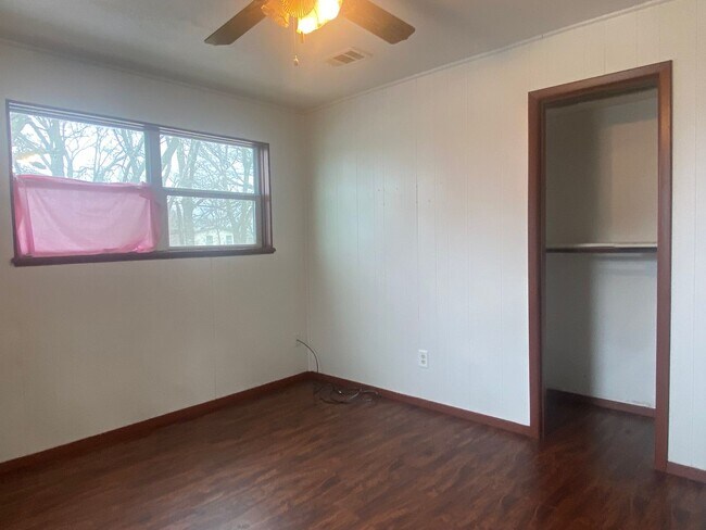 Building Photo - 2 BEDROOM COUNTRY LIVING
