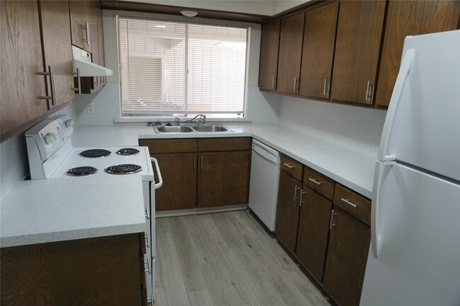 Building Photo - 1913 Normal Park Dr