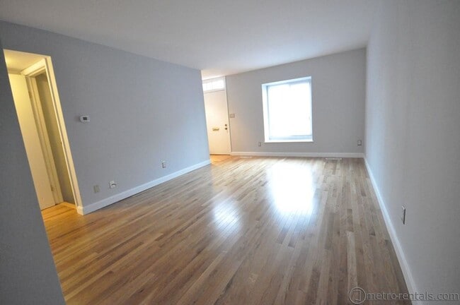 Building Photo - 4873-4873 Moreland Dr