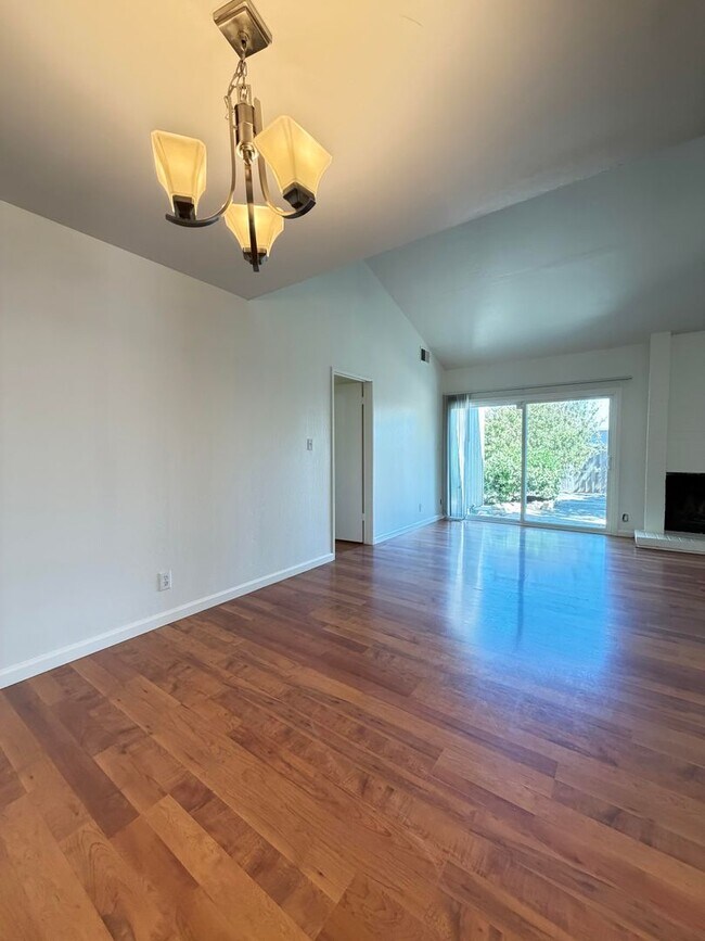 Building Photo - 3555 Magnolia Dr