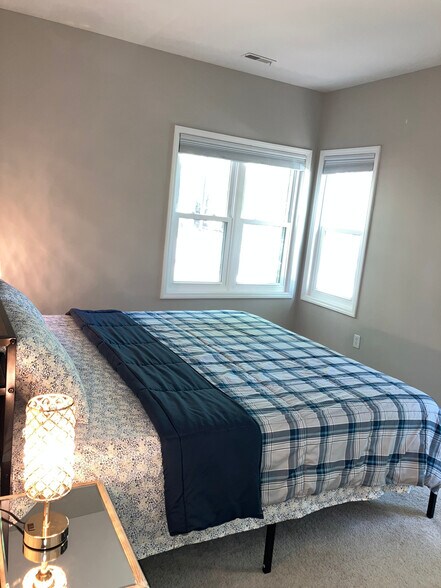 Building Photo - Room in Condo on Winterpointe Ln