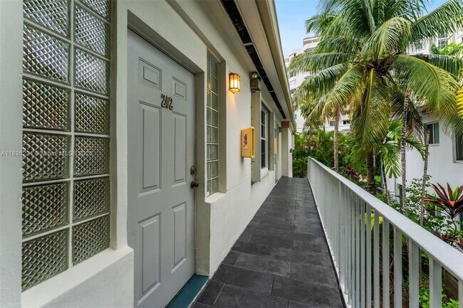 Building Photo - 1622 Bay Rd