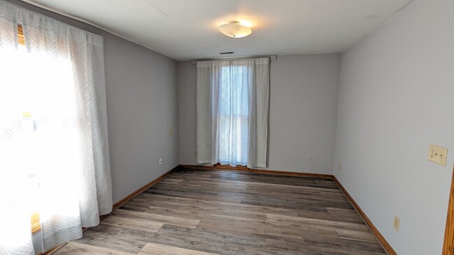 Building Photo - Duplex with in-unit laundry