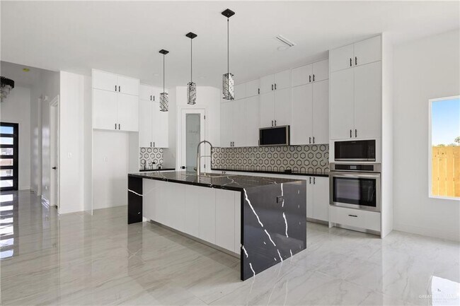 Building Photo - 32 Zimmerius Ave