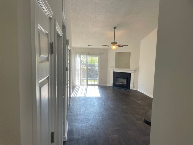 Building Photo - Cozy Two Bedroom Condo Close to Ft. Jackson!