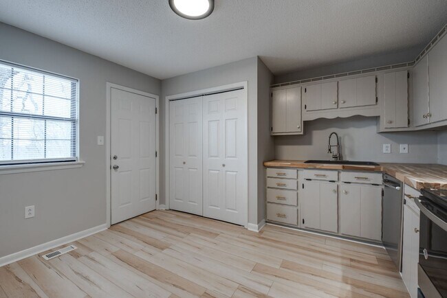 Building Photo - 340 Alpine Dr