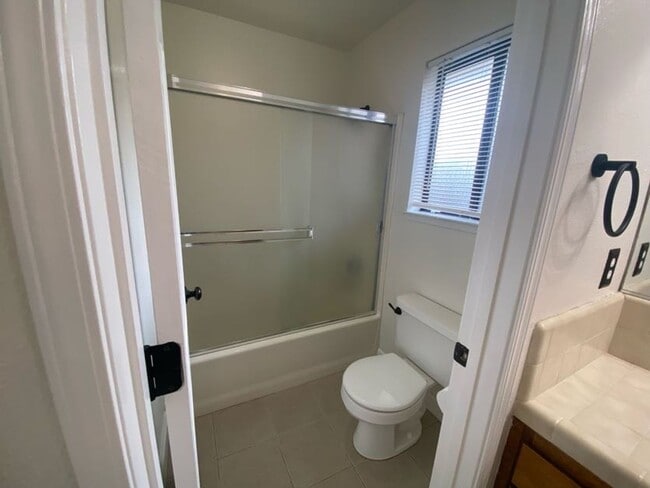 Building Photo - 1947 Henshaw Ave