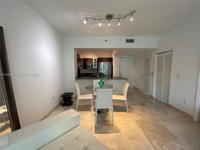 Building Photo - 950 Brickell Bay Dr