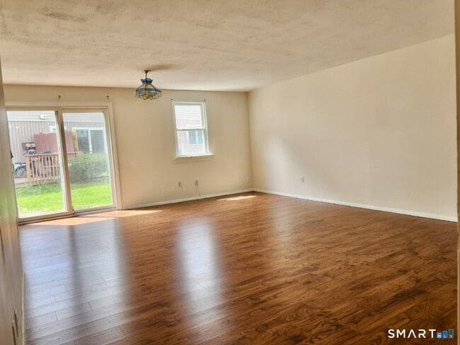 Building Photo - 16 E Gate Ln