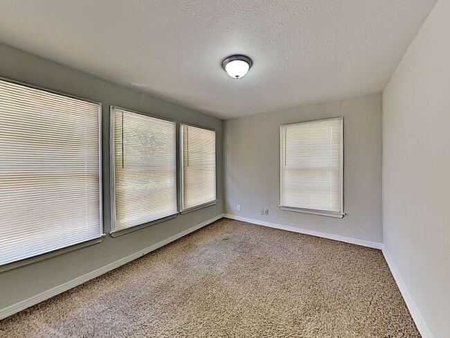 Building Photo - No Application Fee* Plus $250 Off First 2 ...