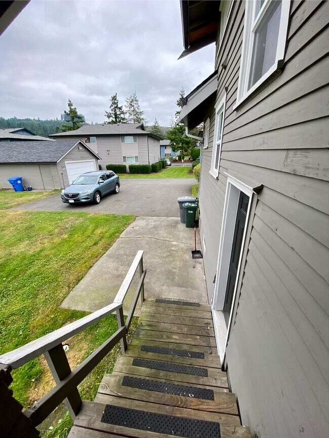 Building Photo - 15721 Main St E