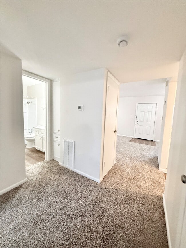 Building Photo - 321 E Cedar St