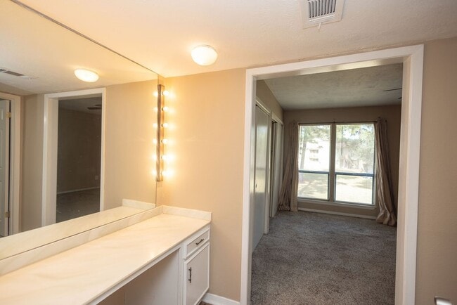 Building Photo - 15919 Golf Club Dr