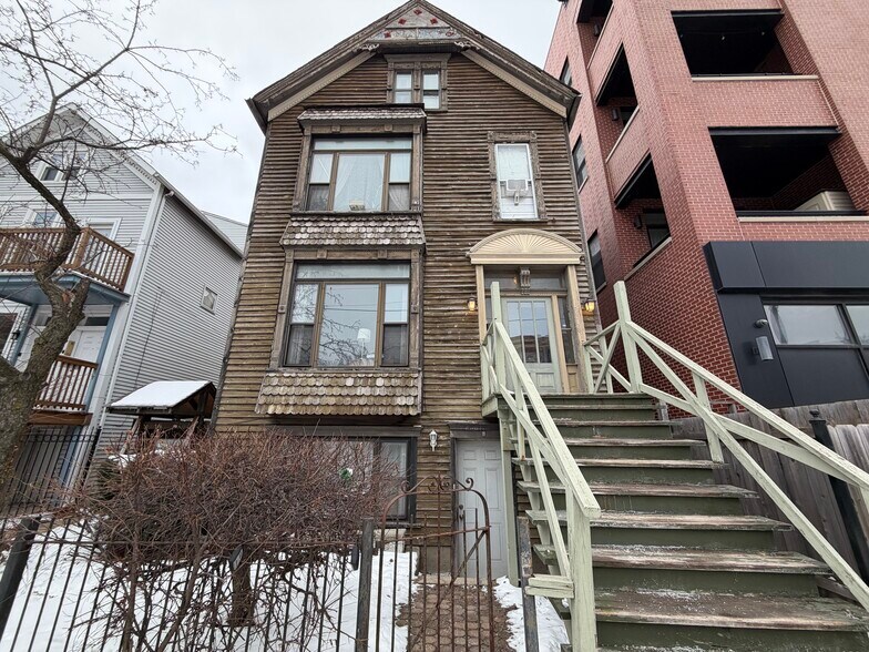 Building Photo - 3146 N Southport Ave