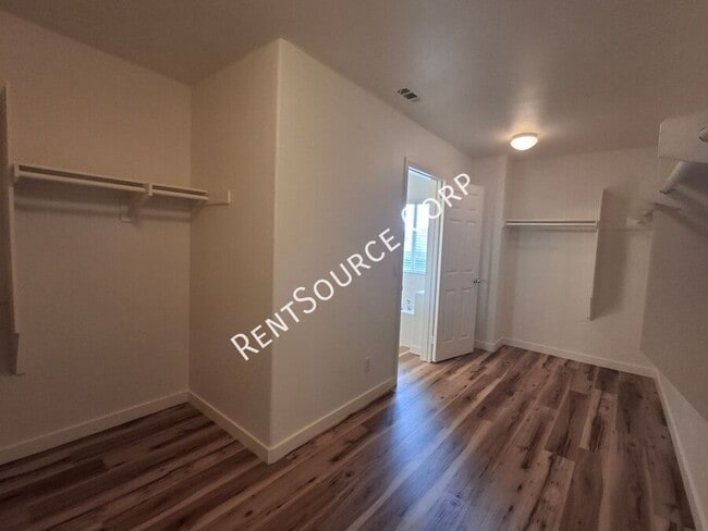 Building Photo - 1114 Cambridge Ct