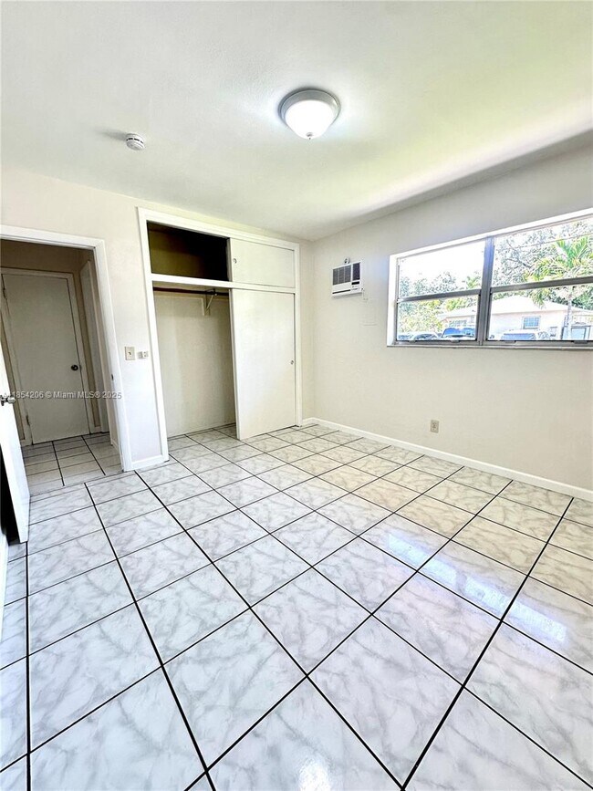 Building Photo - 15002 NE 11th Ct