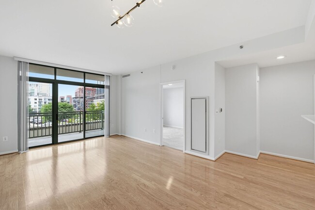 Building Photo - Bright & Renovated Condo with Pool, Gym & Parking!