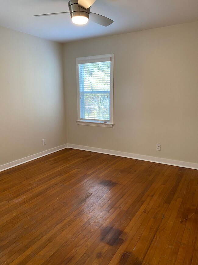 Building Photo - Come Home to Bayou View!!