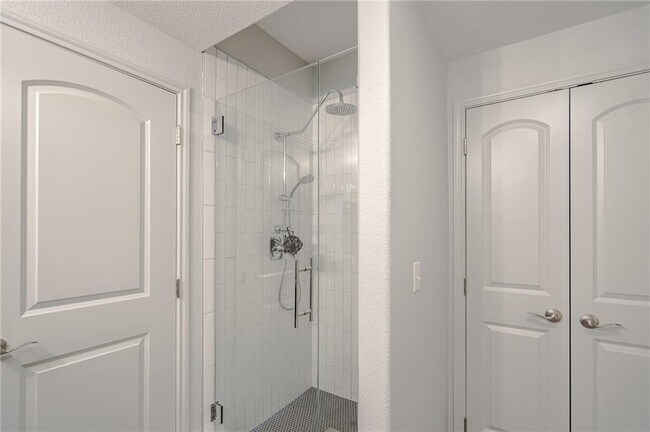Building Photo - 6810 Deatonhill Dr