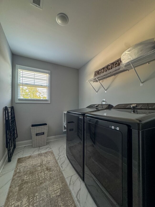 Building Photo - Spacious 4 Bed 3 Bed Home in Pine Forest School District