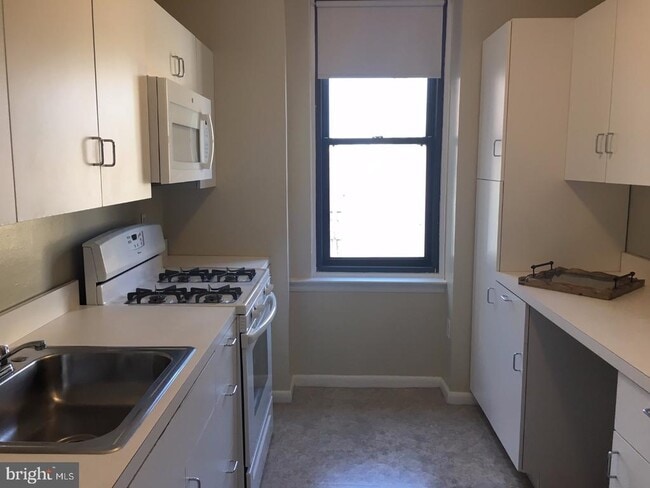 Building Photo - 135 S 19th St