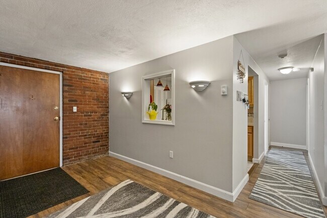 Building Photo - 46 Greentree Ln