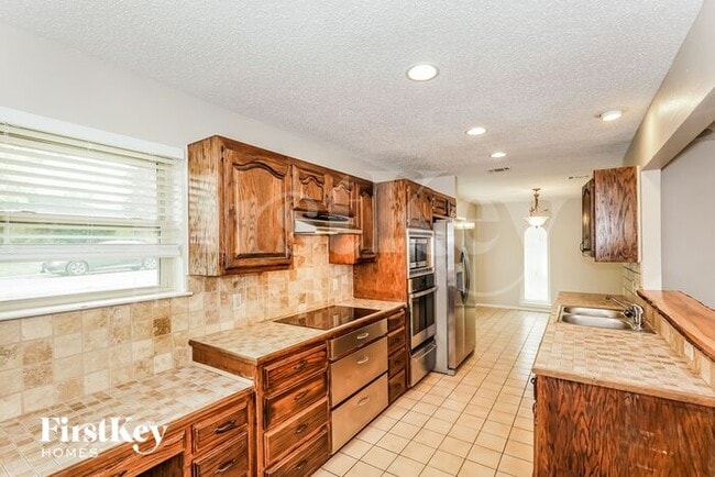 Building Photo - 2012 Garden Oaks Dr