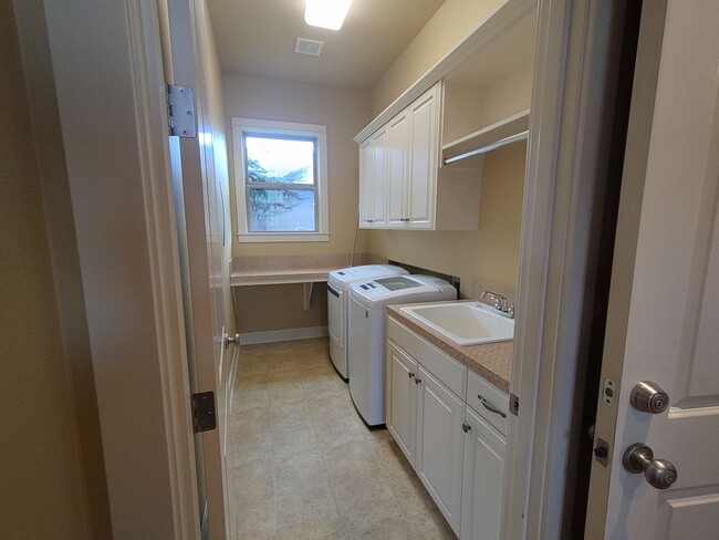 Building Photo - Stunning Renaissance Home, 5 bedroom 3 ful...