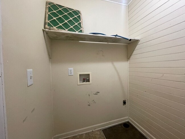 Building Photo - 2 Bed, 1 Bath House