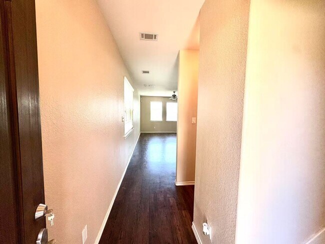 Building Photo - Cozy and well-kept 4 beds rental home in H...