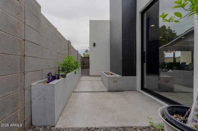 Building Photo - 2220 E Weldon Ave