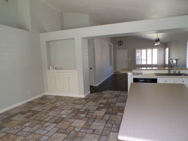 Building Photo - Beautiful East Modesto Home located in Sylvan School District