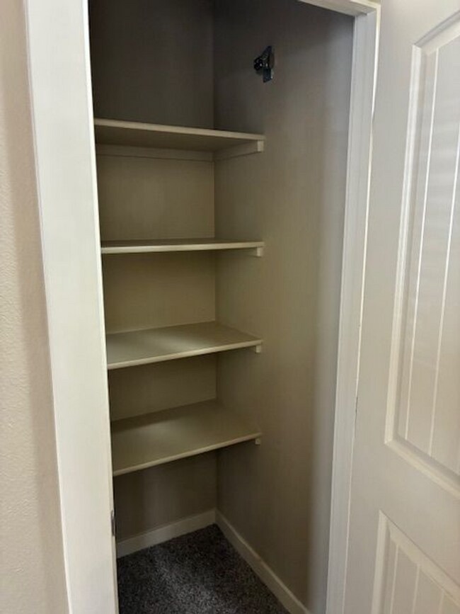 Building Photo - BW8920