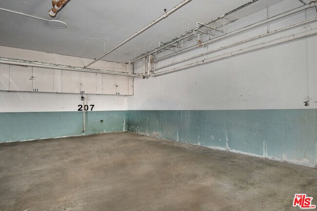 Building Photo - 1649 Appian Way