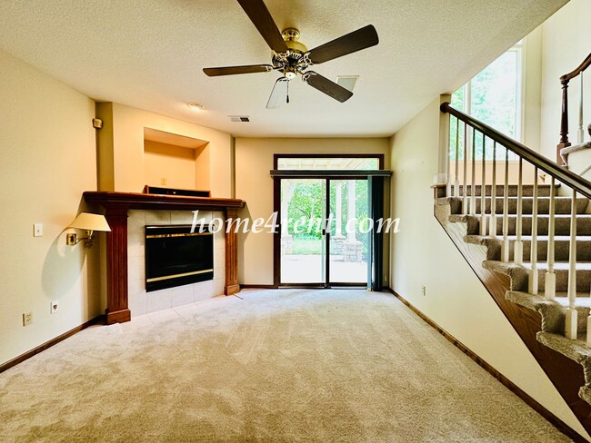 Building Photo - Exceptional 1.5 Story Home in the Prestigious Loch Lloyd Community!