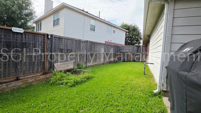 Building Photo - 5004 Evergreen Dr