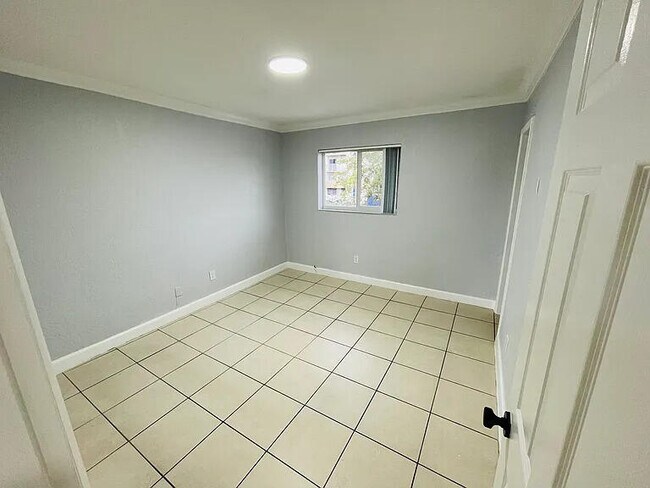 Building Photo - 890 NW 45th Ave