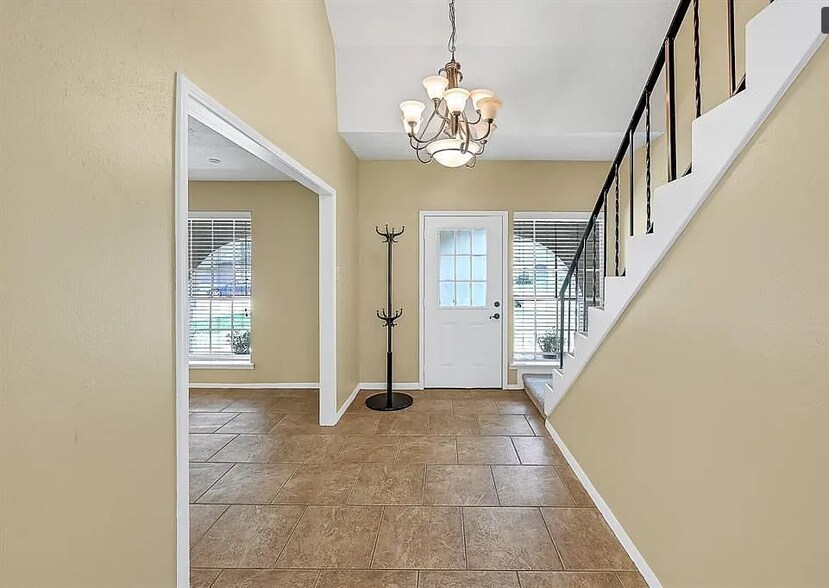Building Photo - 9611 Crail Dr