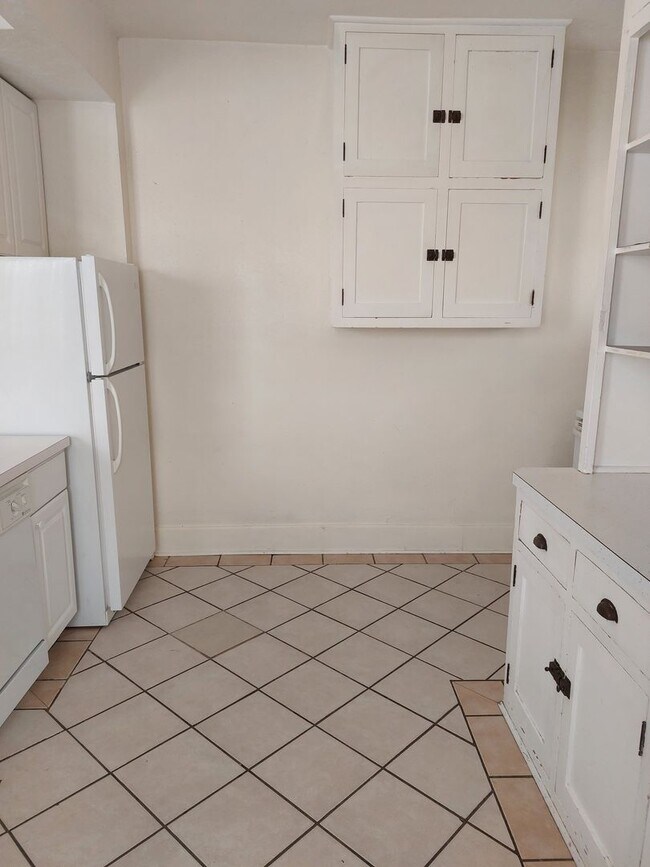 Building Photo - College Housing - 4 bedrooms