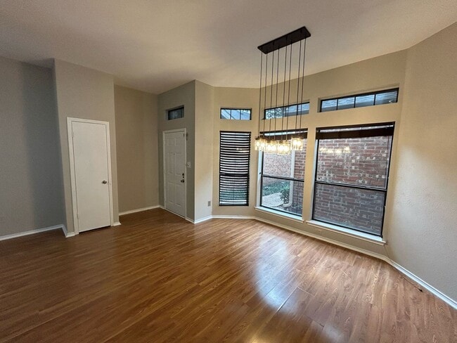 Building Photo - Ready to move in.....Fresh Paint and much more....