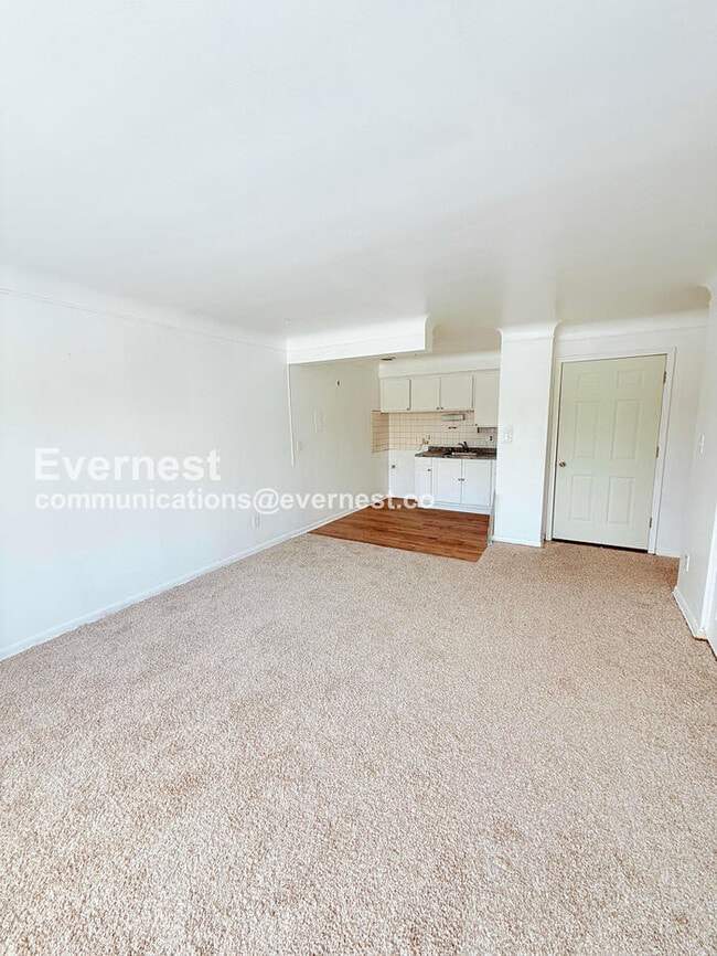 Building Photo - 15601 Schoolcraft Rd