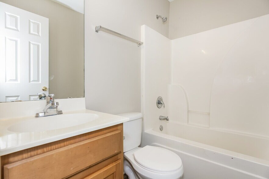 Building Photo - 407 Chelton Oaks Dr