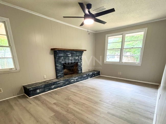 Building Photo - 1104 Garland Dr