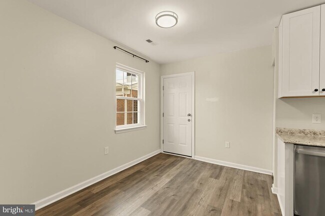 Building Photo - 882 College Pkwy