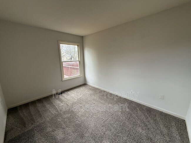 Building Photo - 227 Bend Farm Rd