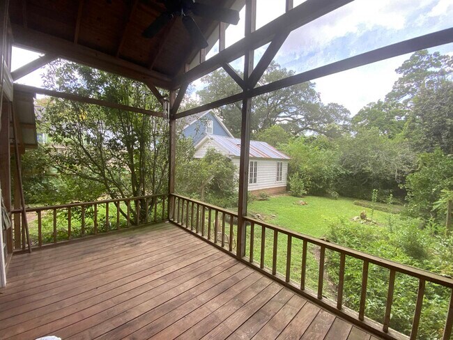 Building Photo - 518 McDaniel St