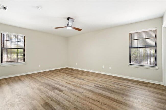 Building Photo - Bay Minette Beauty