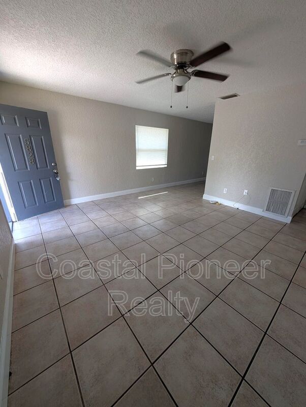 Building Photo - 5828 3rd St E