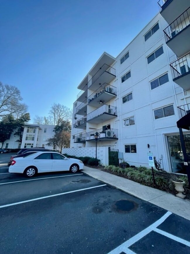 Building Photo - Myers Park Condo, Move-In Ready! All utili...